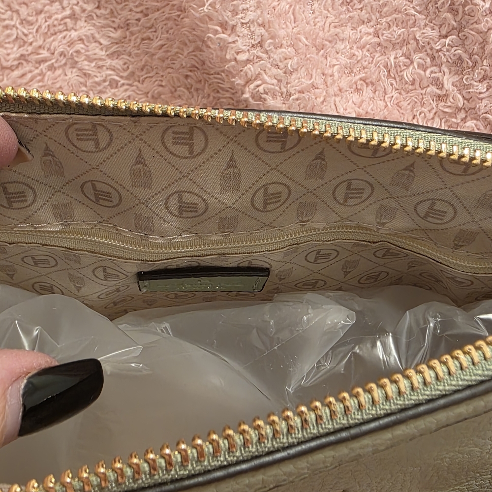 London Fog Sage Crossbody Bag - Picture 4 of 4